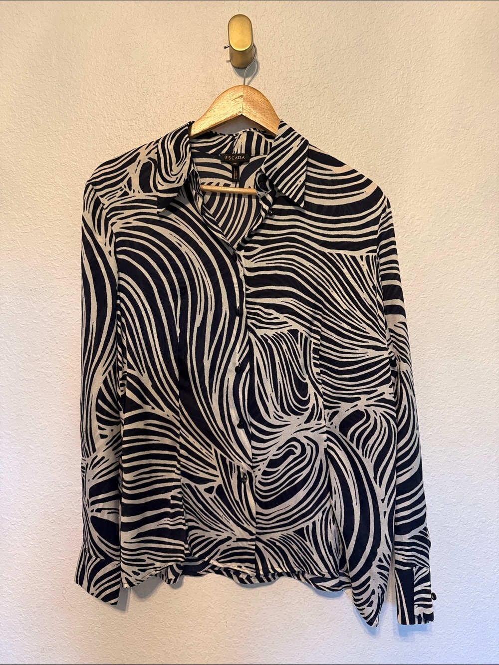 Perfect Escada silk button front black white swirl blouse 36/4